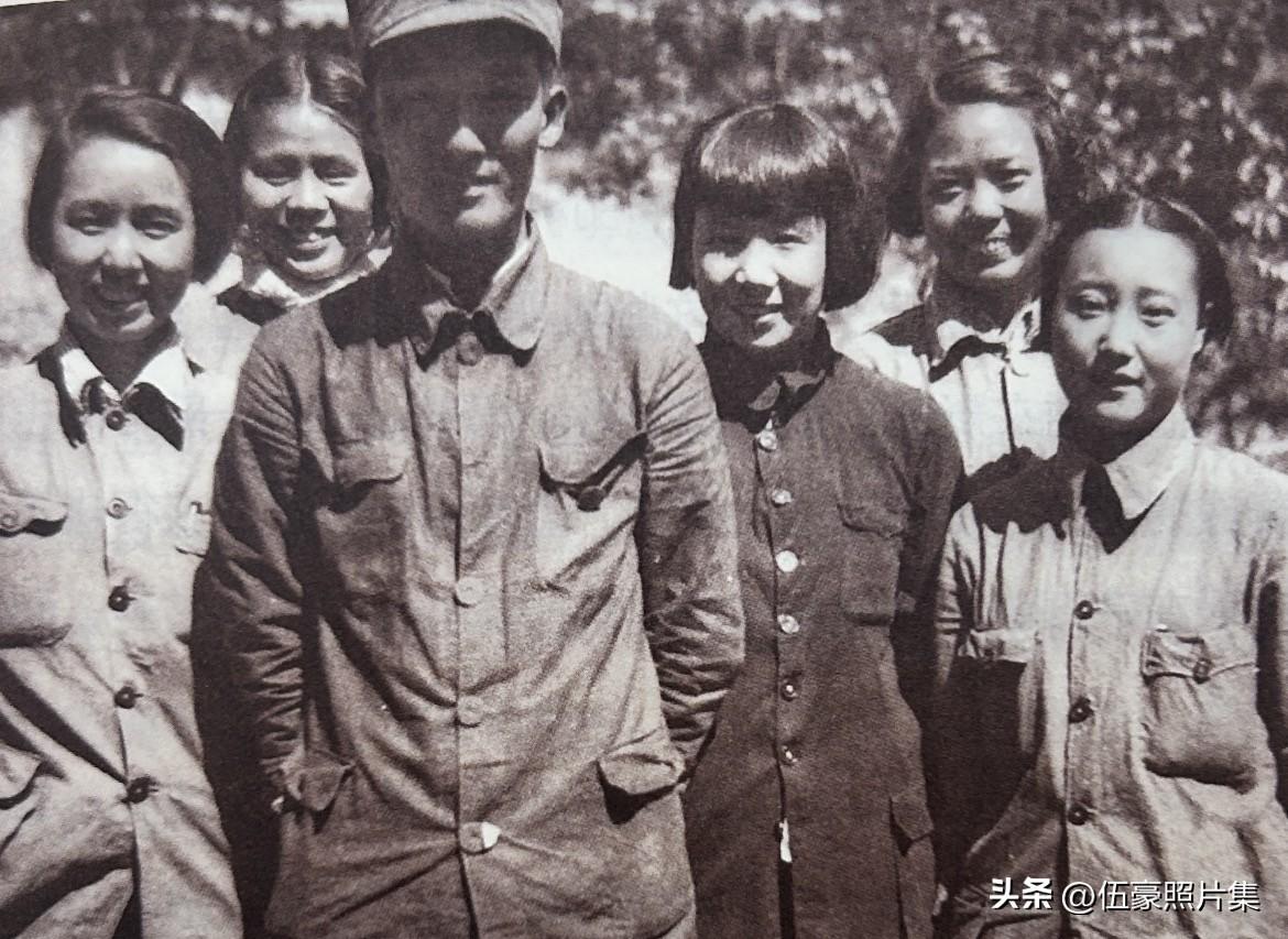 1939年5月，晋察冀日报社社长邓拓（男士）与陈波儿（左一）率领的赴晋察冀边区战