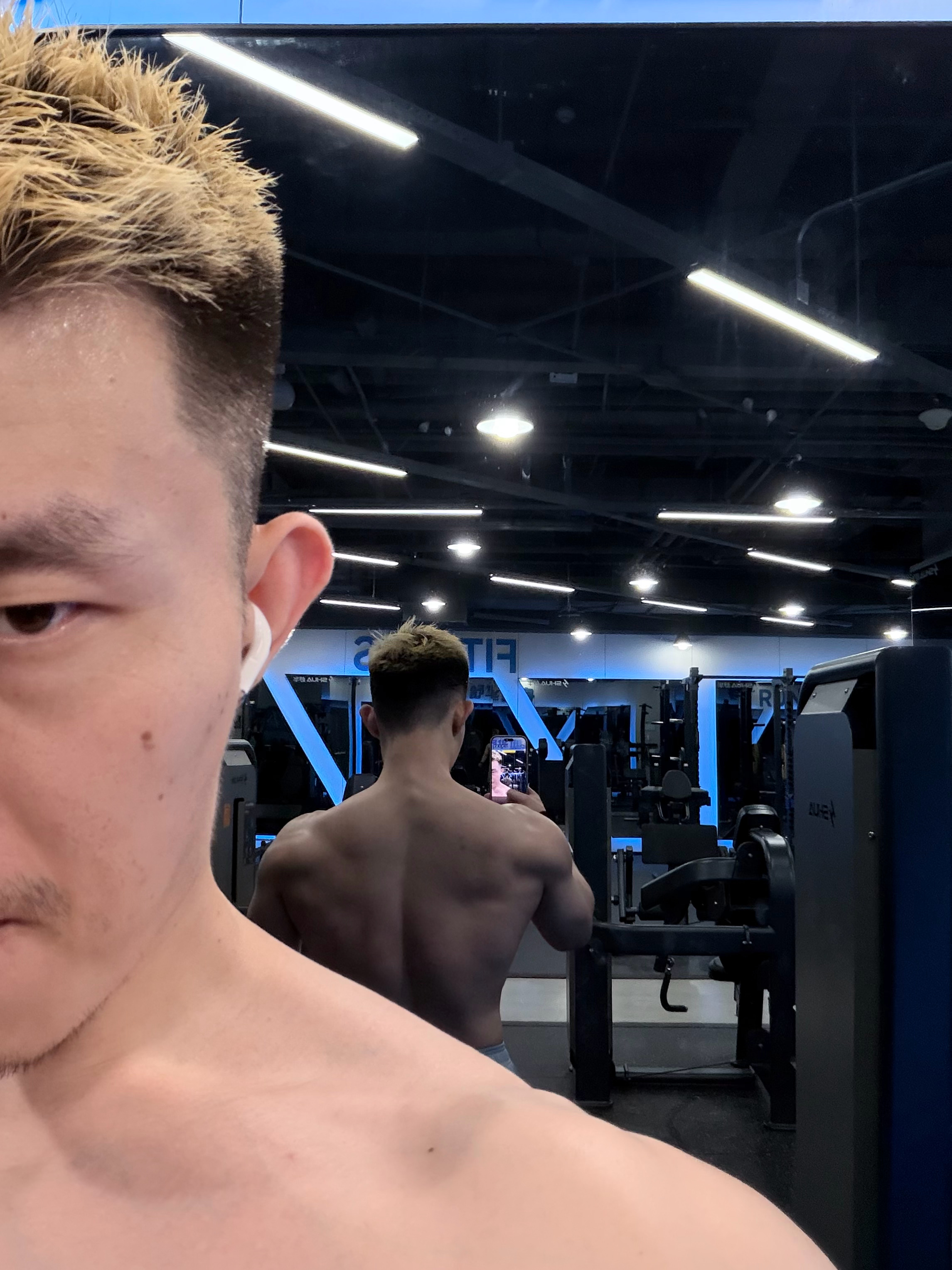 这个背心卷边以后垂下来正好露出半个咪咪头