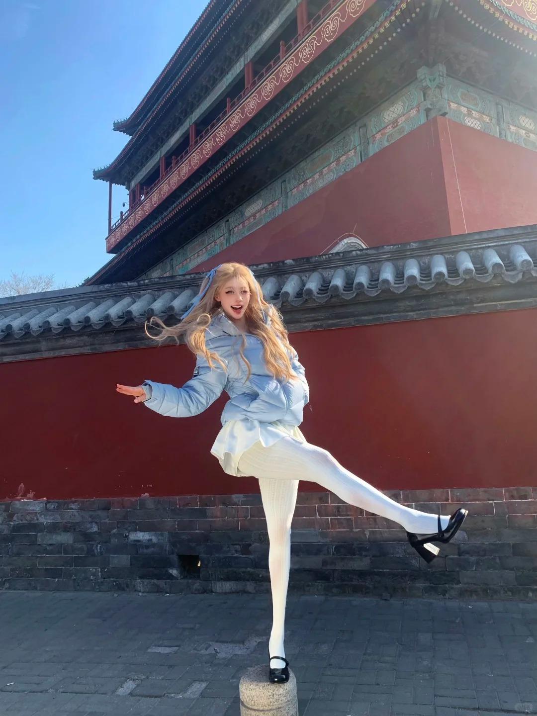 又来破鼓楼拍喽！拍照老规矩必须安排 —— 后背贴墙时收紧核心，侧身站立时臀线微提