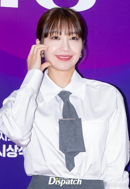 28日， Apink[超话]  成员 郑恩地[超话]  出席'2024 KCA文