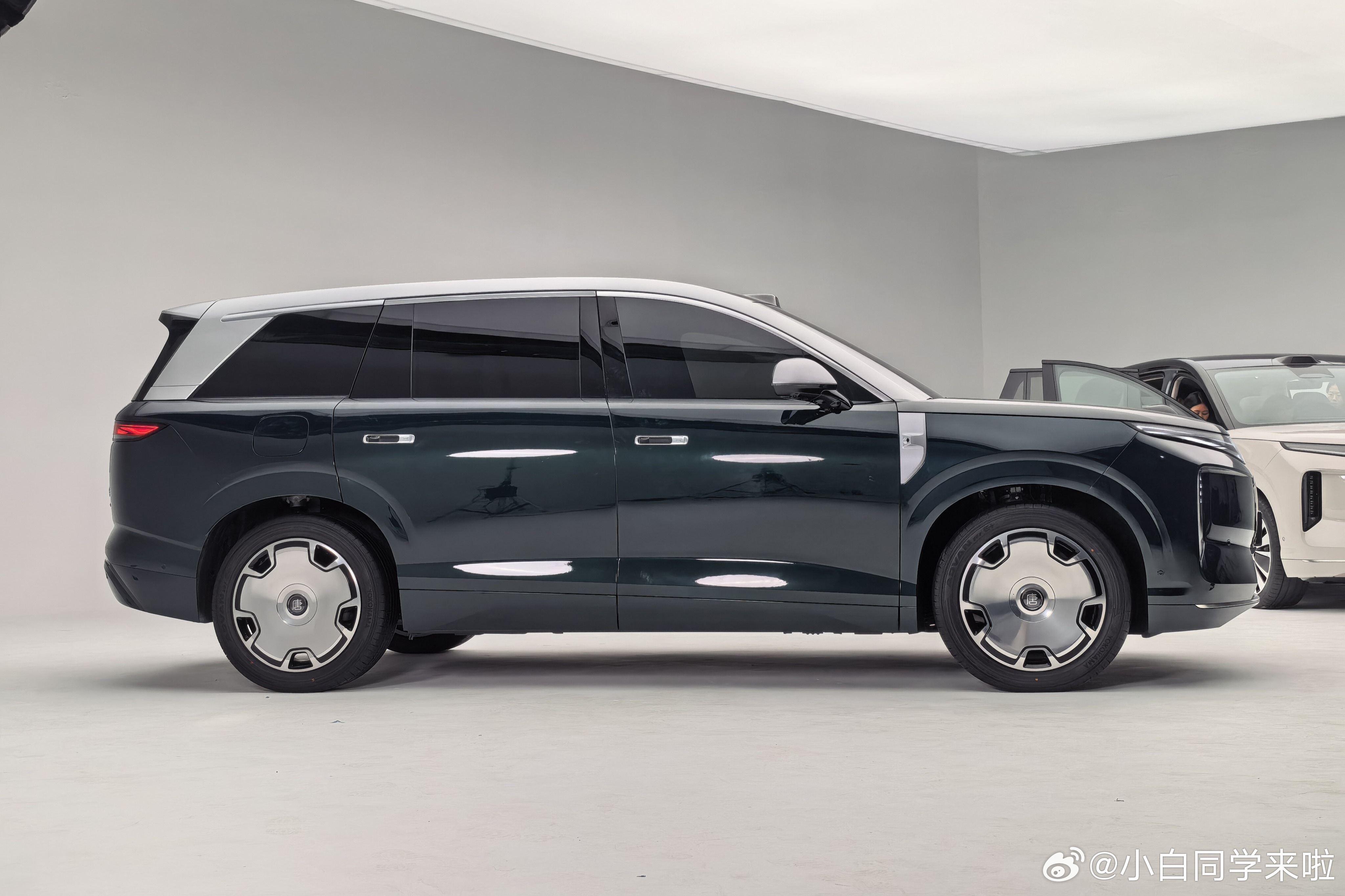 比亚迪王朝网旗舰 SUV 近距离实拍图分享给大家，实车气场可以的，毕竟尺寸很大。