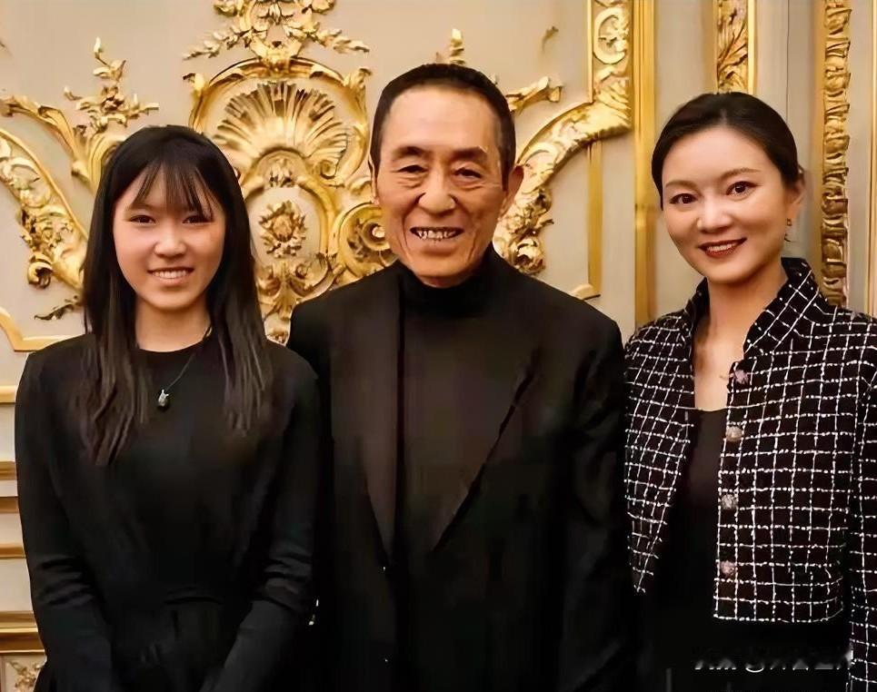 张导身边最幸福的两个女人。永远都是。小女儿张壹娇和妻子陈婷。他的优秀很多人羡慕，