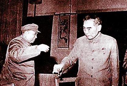 1985年，许世友将军卧病在床，趁旁边无人陪护时，竟用毛巾勒住自己的脖子死死拉紧
