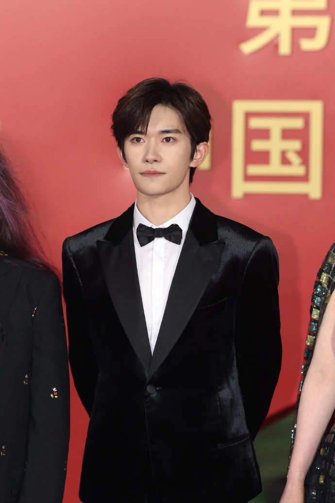 易烊千玺金鸡影帝发言，易烊千玺回应获影帝，想到我12岁被选中出道，到今年也是第1