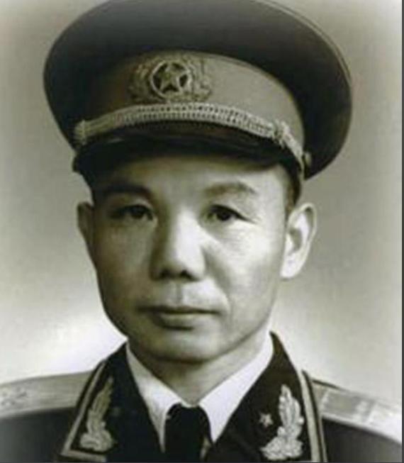 1948年，旅长肖永银好不容易弄回几袋银元，半路被司令王近山连钱带人扣下，他一个