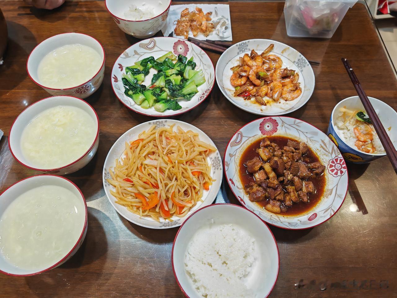 祖孙三人的晚餐分享～
昨天孙子说想吃红烧肉了，我在叮咚买菜买了一盒去皮的五花肉，