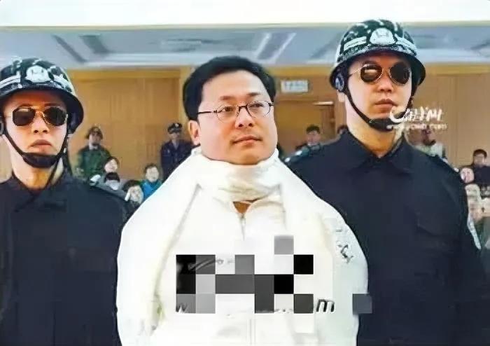 2006年，袁宝璟被押赴刑场时，留下的一张老照片，照片中的他穿着一身洁白的衣服，
