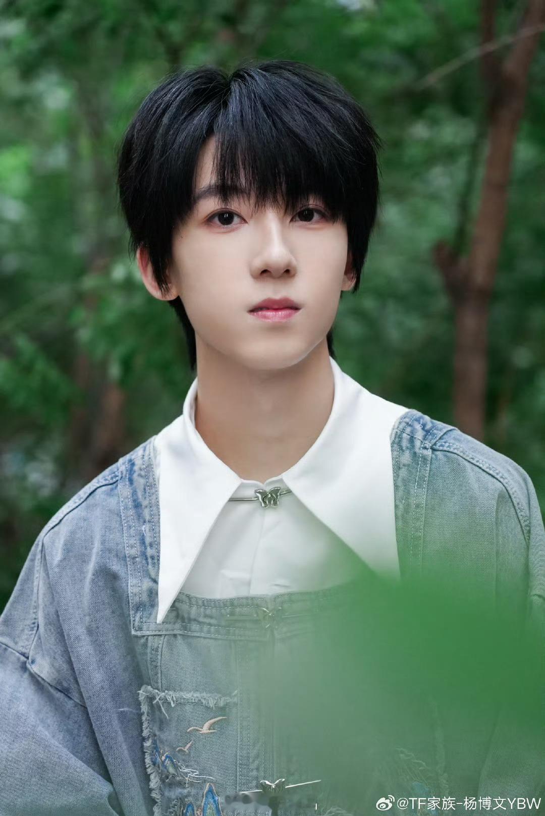 杨博文中秋营业：🎑一起赏月吧～祝大家中秋快乐😁杨博文真的好帅呀，又真诚又宠粉