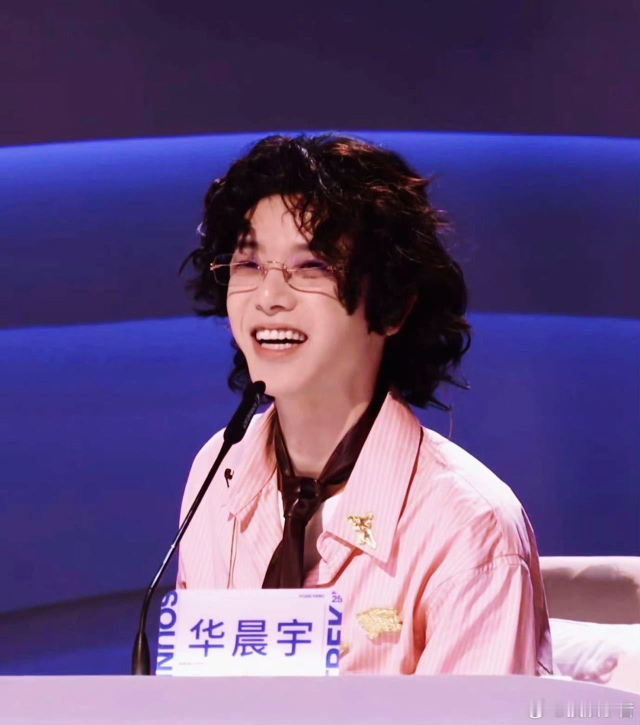 华晨宇卷毛小羊今日这造型直接把我拿捏！一头小卷毛穿搭清爽传达，外加灿烂笑容，满满