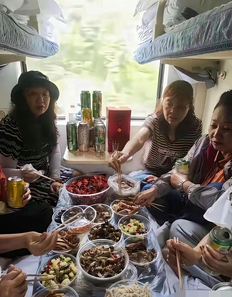 大妈们，在火车上这样吃，真的好吗 