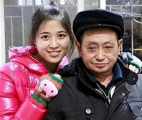 1990年，重庆36岁光棍捡到了一个女婴，含辛茹苦将她拉扯长大。没料到，养女成年