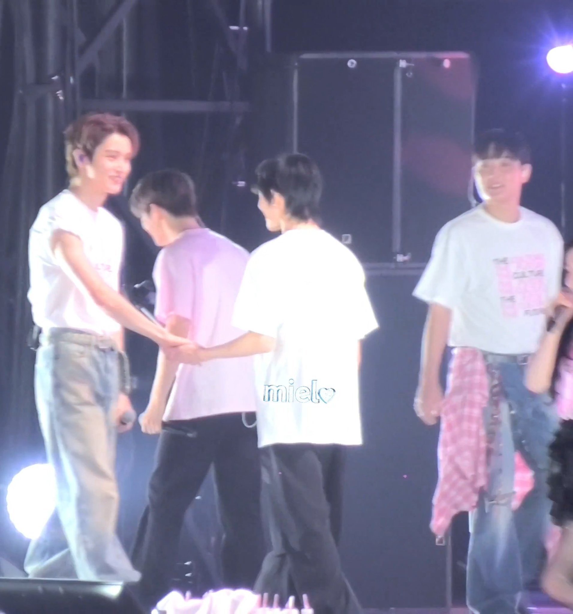 【twi】SMT退场时郑成灿和洪承汉手牵手了 