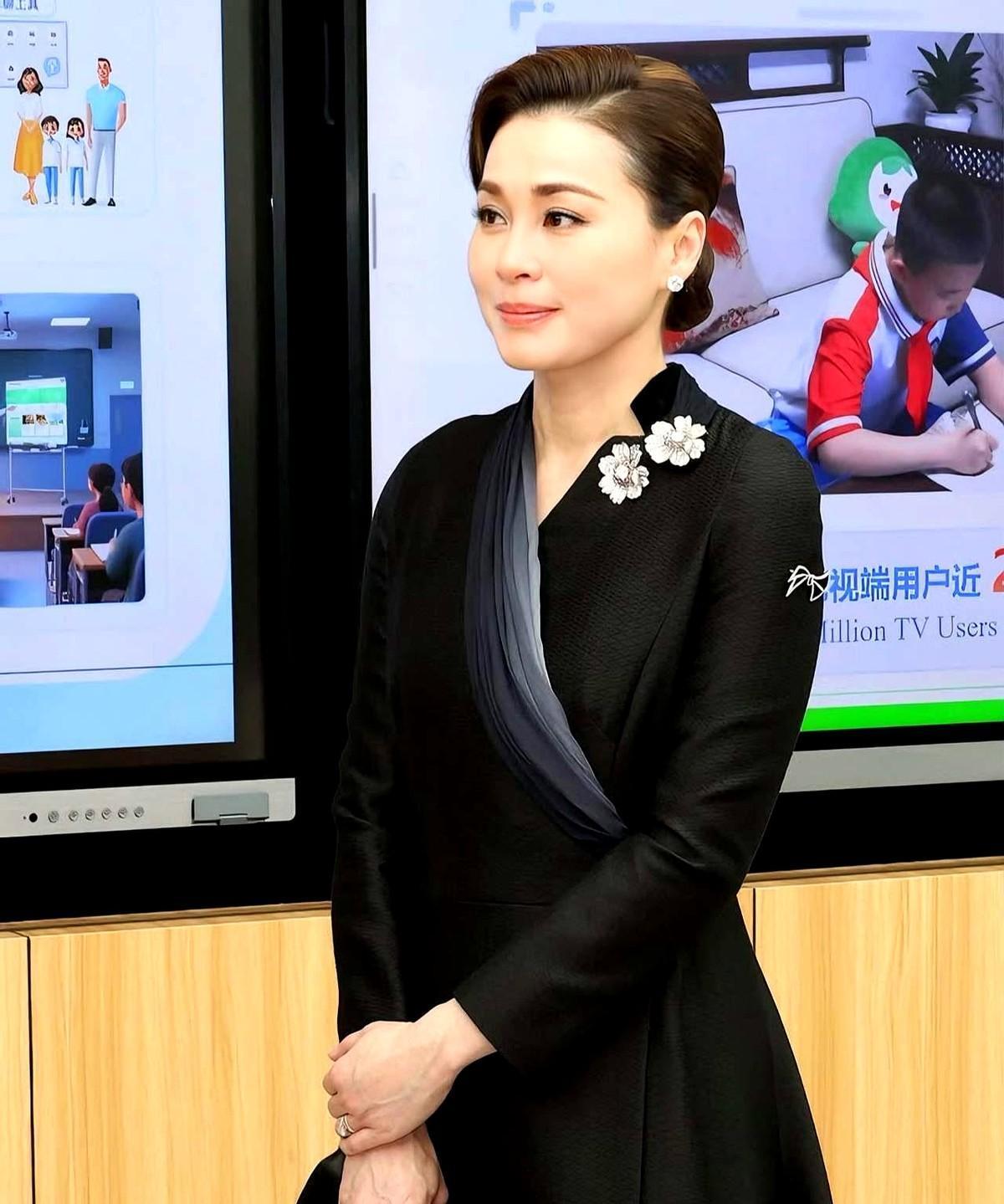 就在刚刚
 
泰国王室方面突然回应称“场合未到”。
 
镜头里，苏提达王后现身机