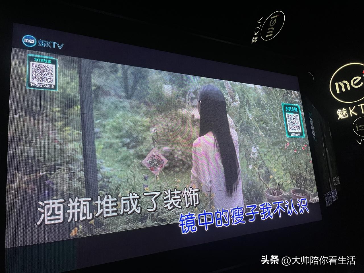 不该太在乎，但也不必完全无视，守住这三点就够通透了。

别人的闲言碎语，大多只是