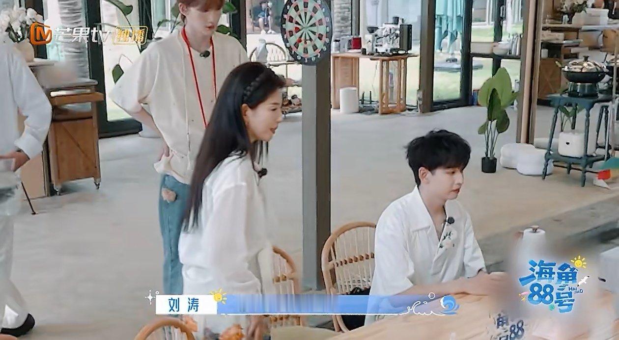 孟川上节目送锅海角88号 孟川太有创意啦！上节目送章丘大铁锅，这口锅一展示，刘涛