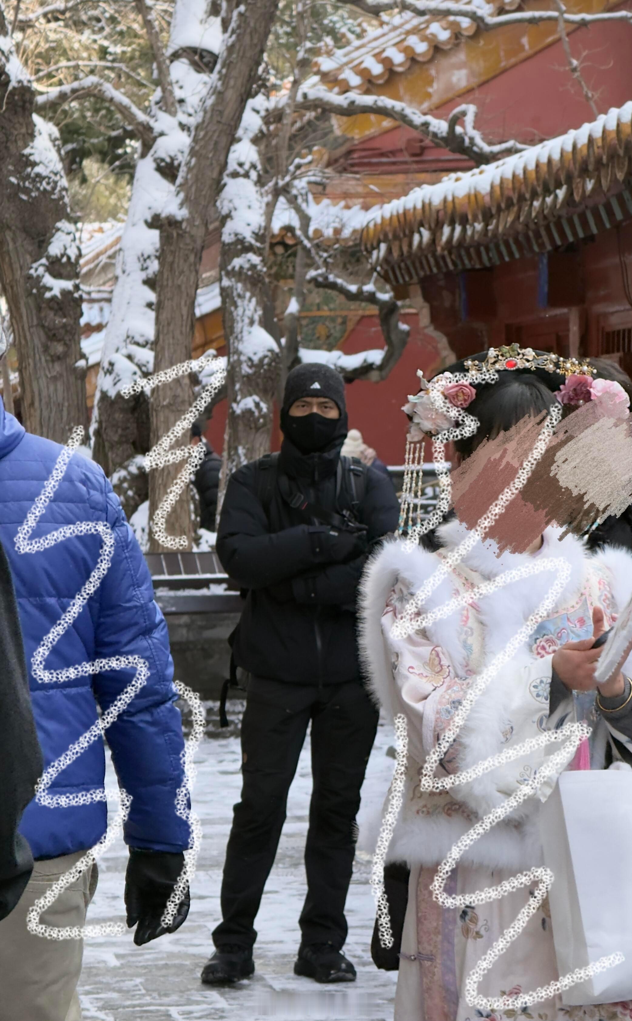 感觉今天全故宫的人都在偶遇李现😌他真的很敏锐就捕捉到了镜头 全副武装也没用一眼