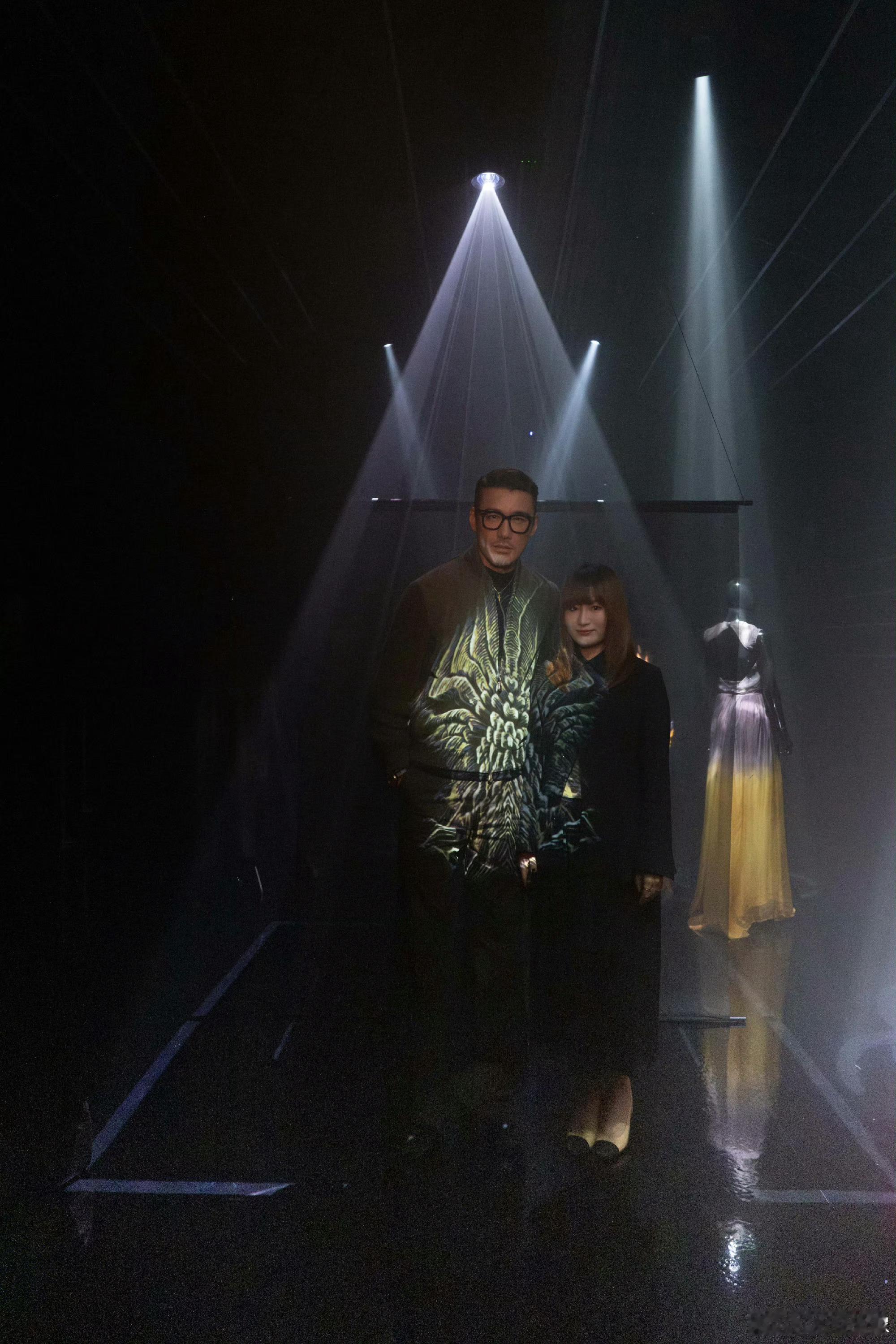 胡兵在伦敦打造赛博非遗秀场这个秀场太牛了！胡兵在伦敦打造赛博非遗秀场，空间内六套