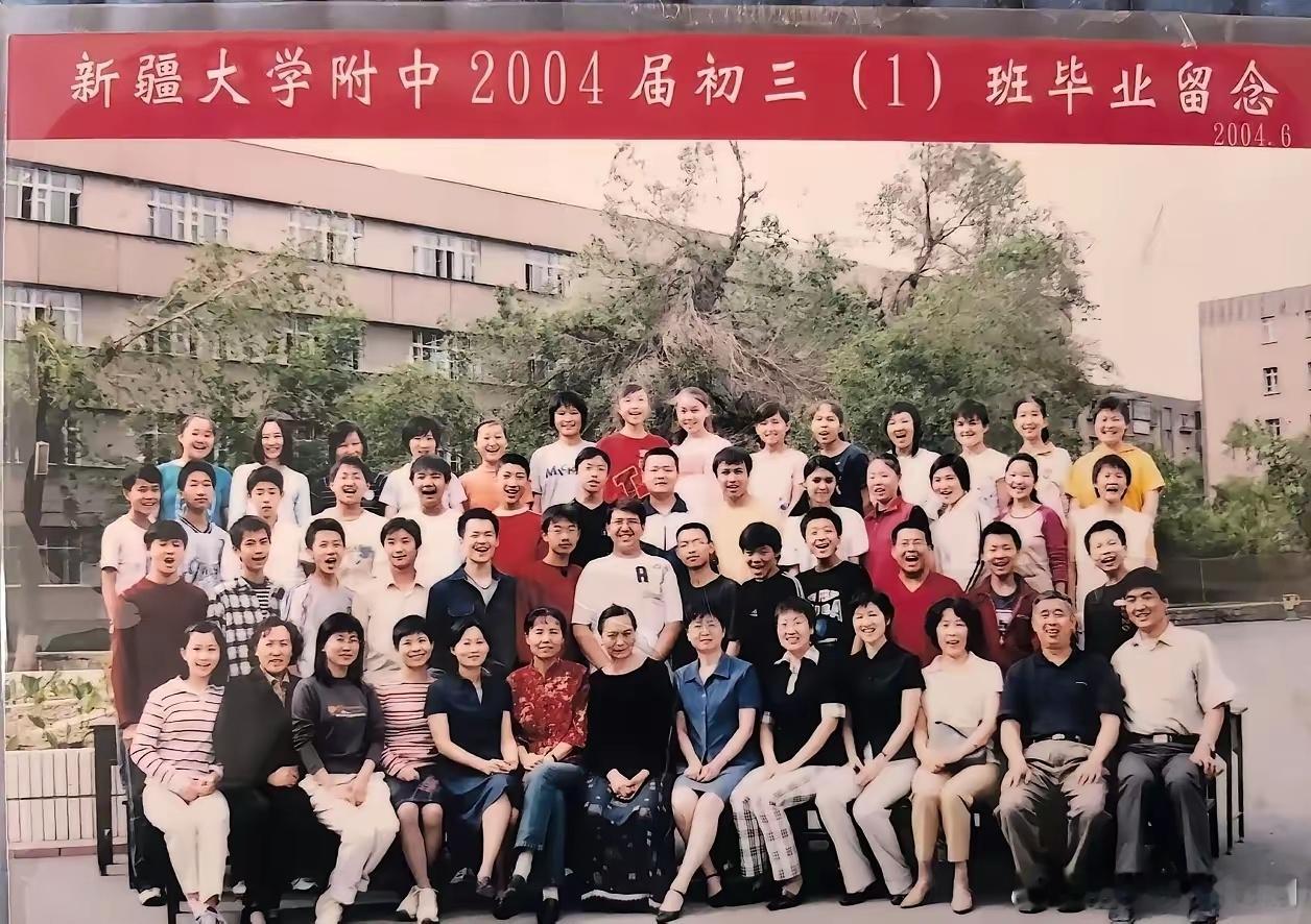 于朦胧的初中毕业照片，今天才知道，原来于朦胧是新疆乌鲁木齐人，在这张毕业照里，一