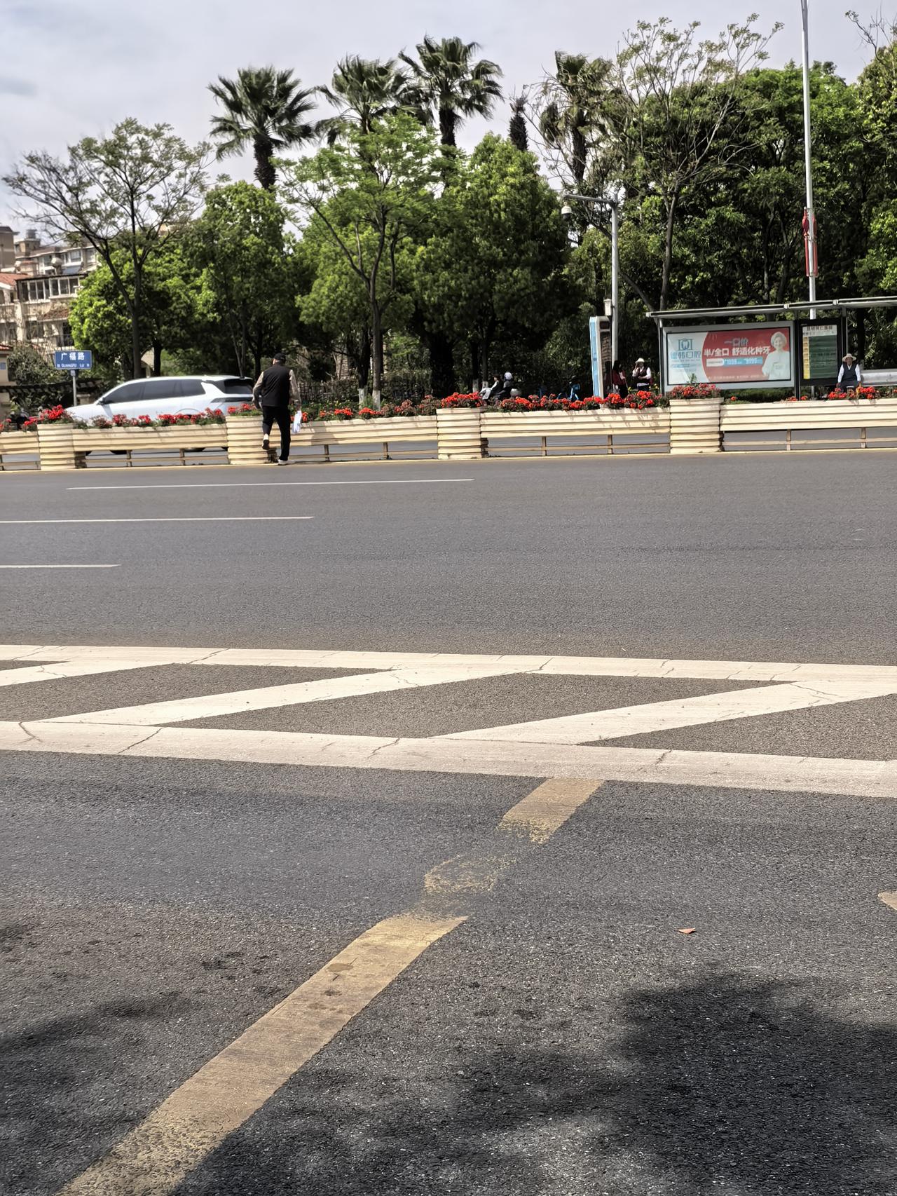 昆明同仁医院门口广福路上，这大叔应该是着急去赚大钱，离边上的天桥三十米不走，要与