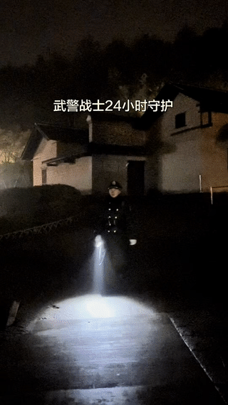 这是湖南韶山冲毛泽东主席“伟人班”的武警战士正在进行夜间例行巡逻。
能在这里守护