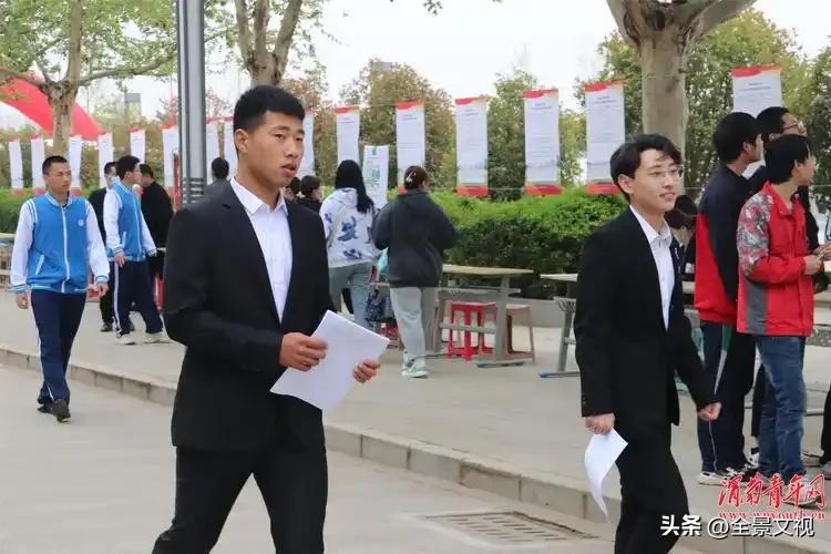 今天3月28日（周六）的西安非同寻常，将有两个大战场，吸引十几万人参加。
   