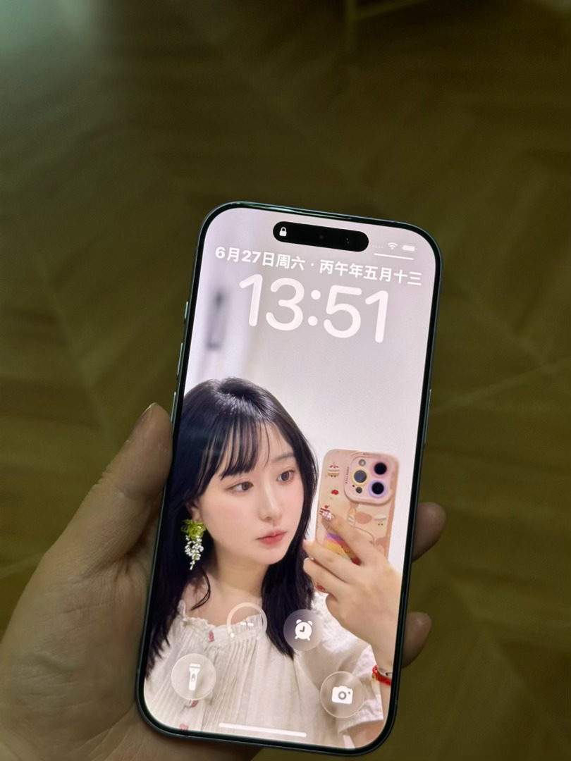 哥现在还用着我淘汰的12pro，他不玩手游，也不咋拍照，对手机的要求就很低，主打