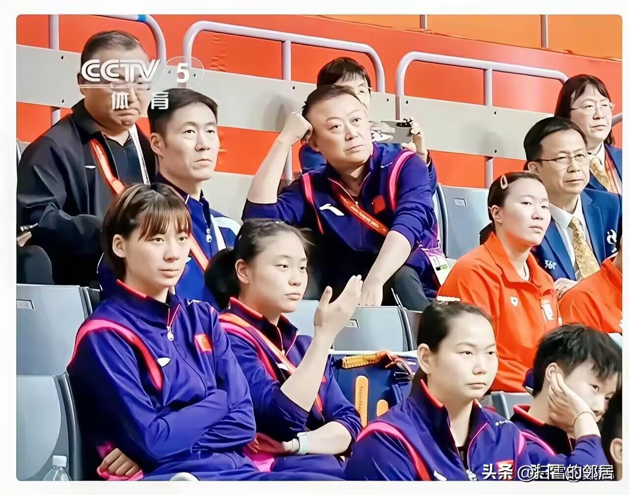 马琳太搞笑了！
女单决赛，莎莎和曼昱争冠时，马琳这个教练，也不用指导。镜头捕捉到