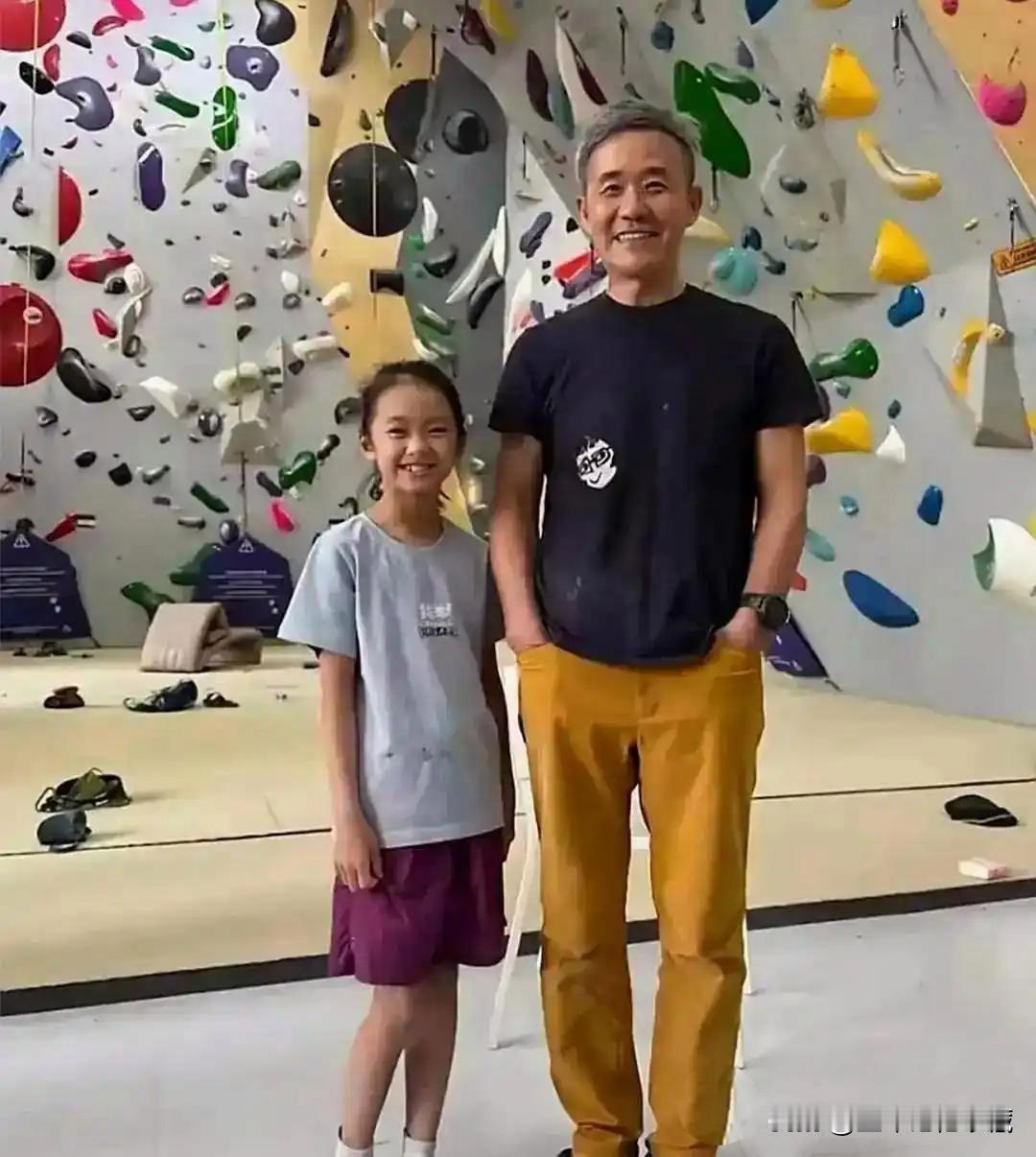 “地产教父”王石和宝贝女儿合照，王石戴了假发套，看起来更加年轻有型，本身王石气质