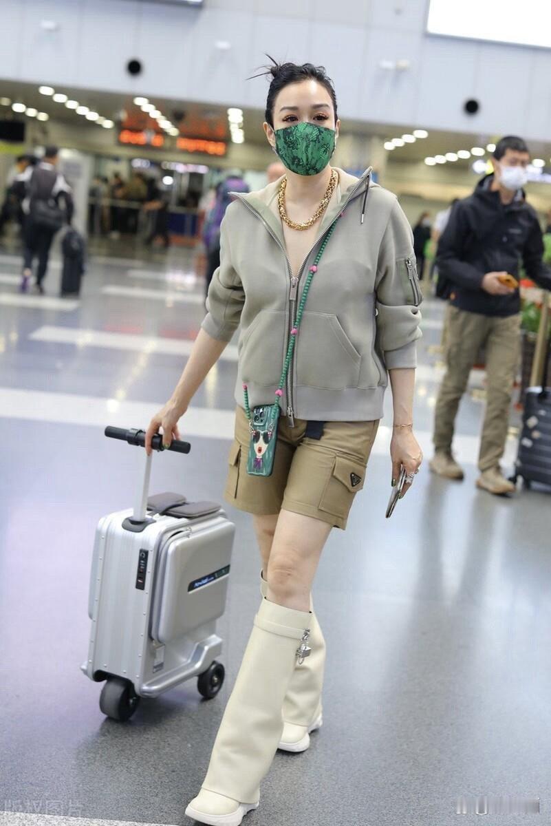 钟丽缇真会赶时髦！穿运动卫衣配工装短裤，时尚休闲又洋气！ 