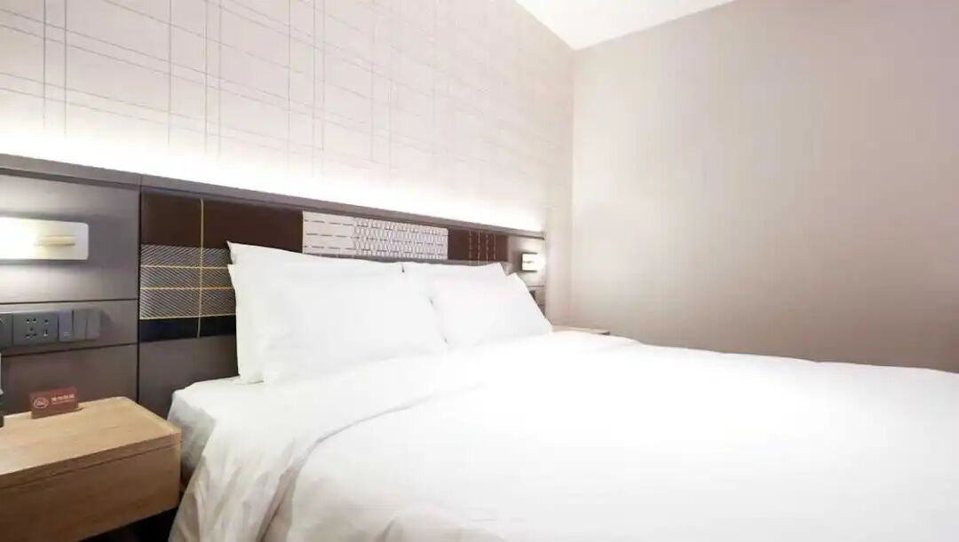 为什么酒店床上总放四个枕头？