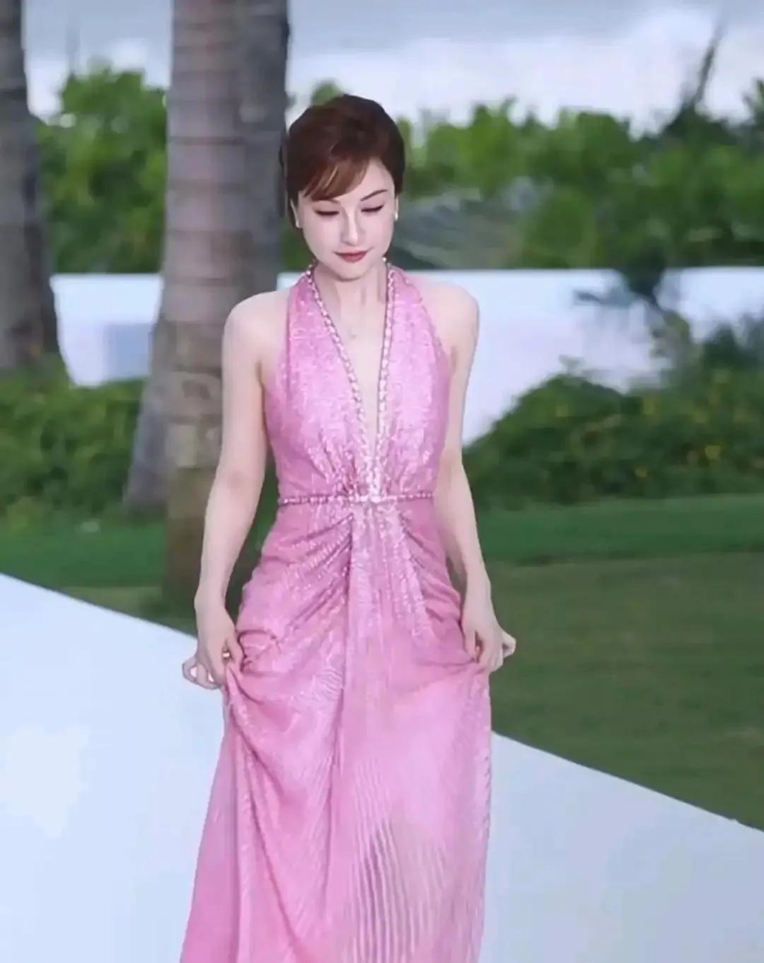 吴昕颜值大蜕变，宛如逆龄换头美到犯规！
 
谁能想到吴昕如今美得这么“杀”！一身