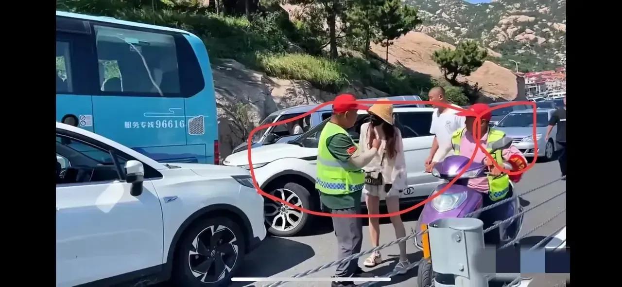 我个人对于“路虎女打退伍男”的事件持有保留态度

首先，从已知视频片段来看，并不