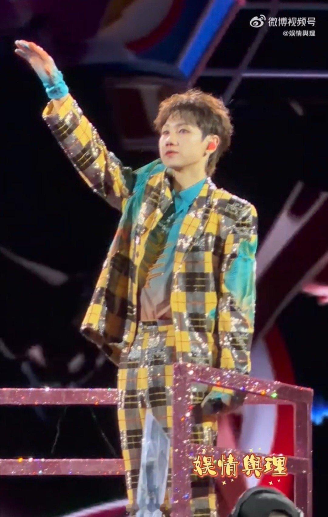 从指尖到眉梢都在诠释舞台美学，连最简单的抬手都成为经典画面。这哪是登场仪式，分明