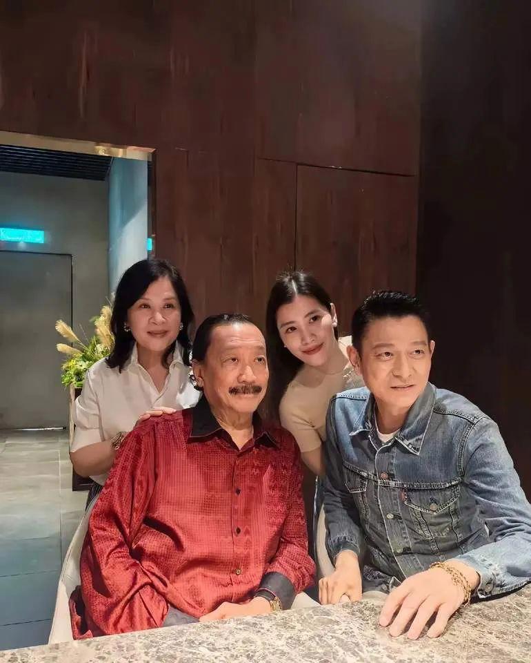 最近刚官宣2028年要正式转型当导演的刘德华，又凭着一组居家日常照刷了屏，不少网
