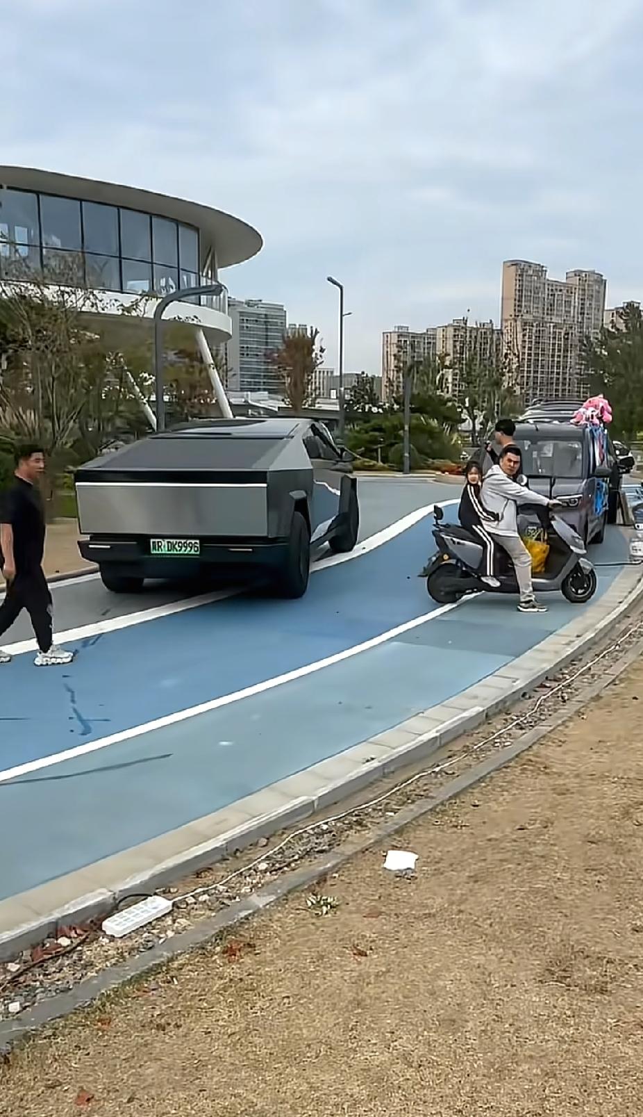 一个中年女人和男人闲聊。
 
女人问：我该把女儿嫁给什么样的人？
男人说：嫁给心