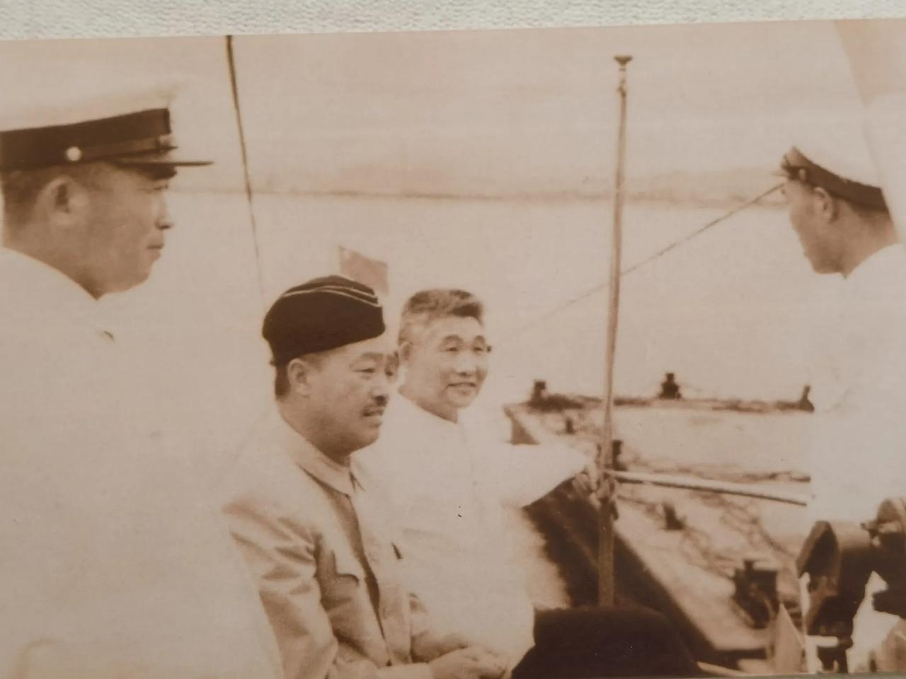 陪贺龙视察舰艇部队。

海军首任司令员萧劲光陪贺龙元帅视察人民海军舰艇部队。贺龙