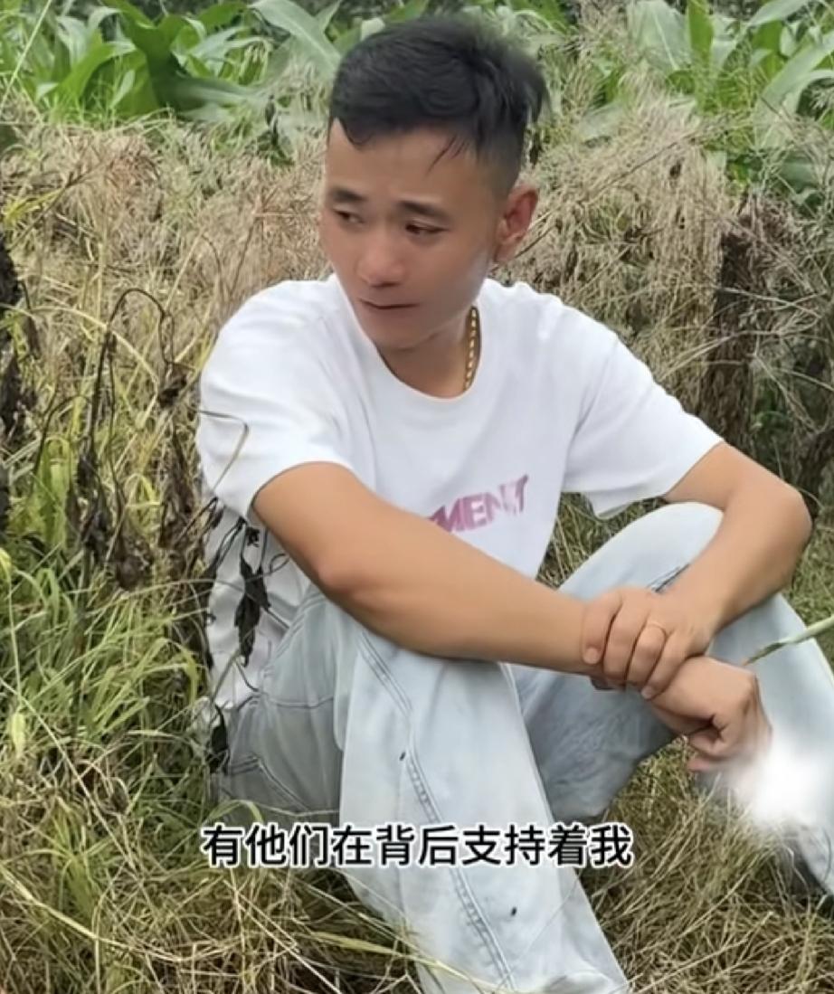 厉怀远在养父母坟前哭了
但是他说了1句话情商不高！

今天厉怀远不忙，他想去看看