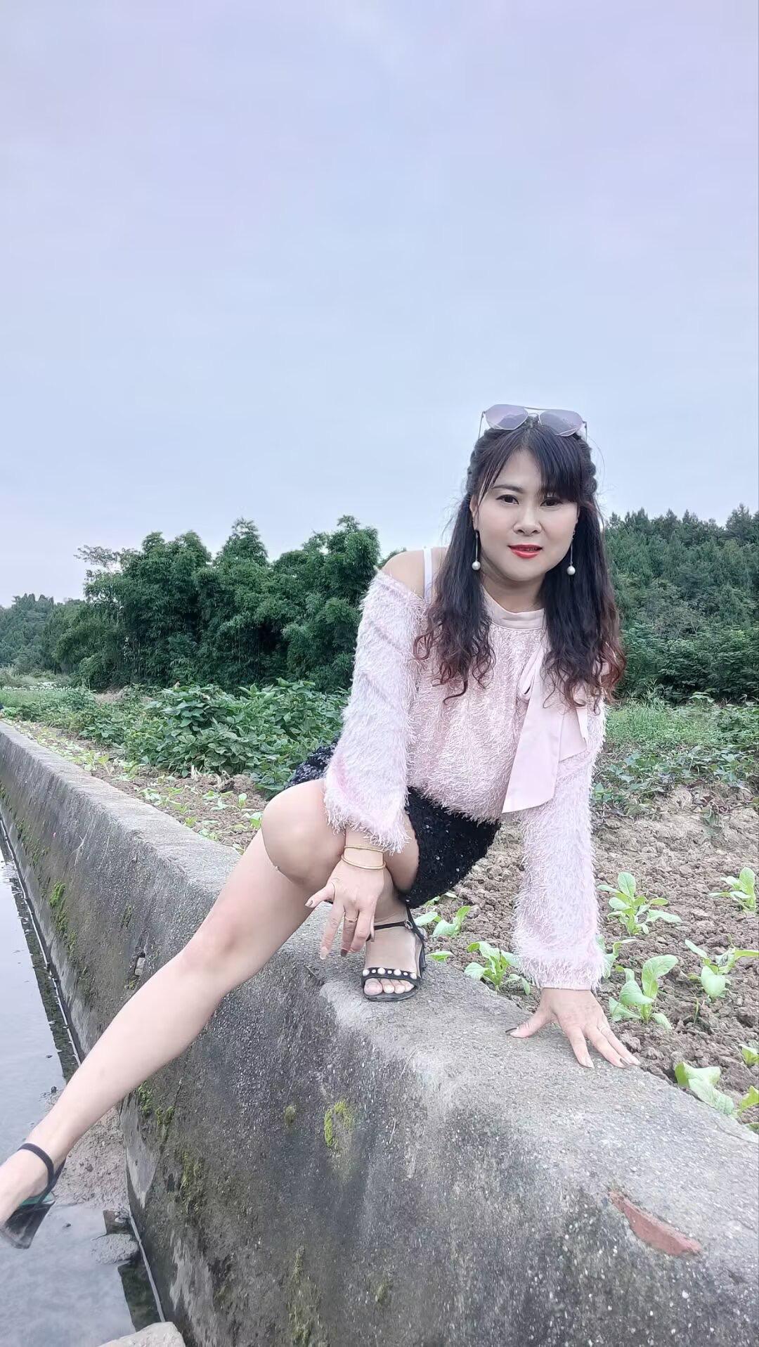 时光匆匆，转眼又是一年中秋，只愿家人健康平安，只愿爱我的人和我爱的人幸...