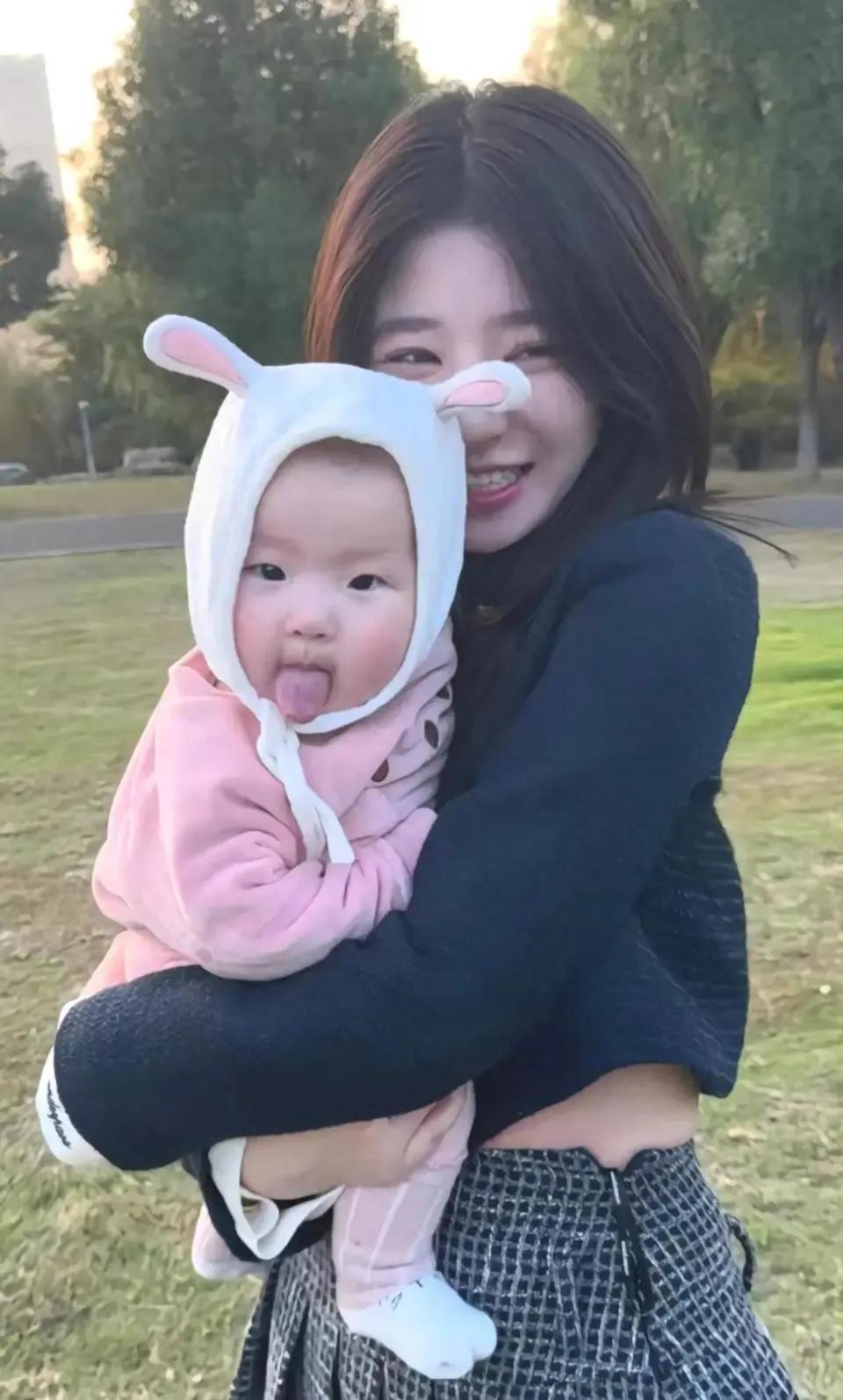 黄一鸣直播自暴搬新家，
妈妈都不愿来一起住，
只因不喜自己在网上胡说八道
亲妈觉