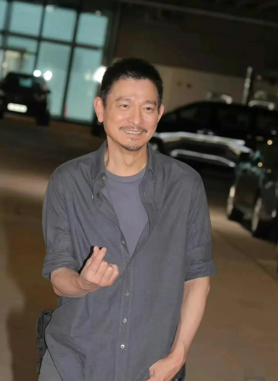 两代天王再次聚首，阵容强大！
怒火重案第二部《怒火蔓延》正式开机！
单看此沙挺帅