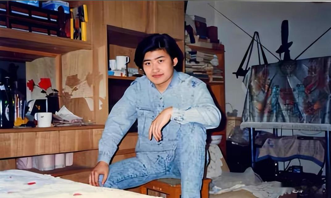 80年代，刘欢还没有标志性长发。一身浅蓝色牛仔套装，那个阶段刘欢还在对外经贸大学