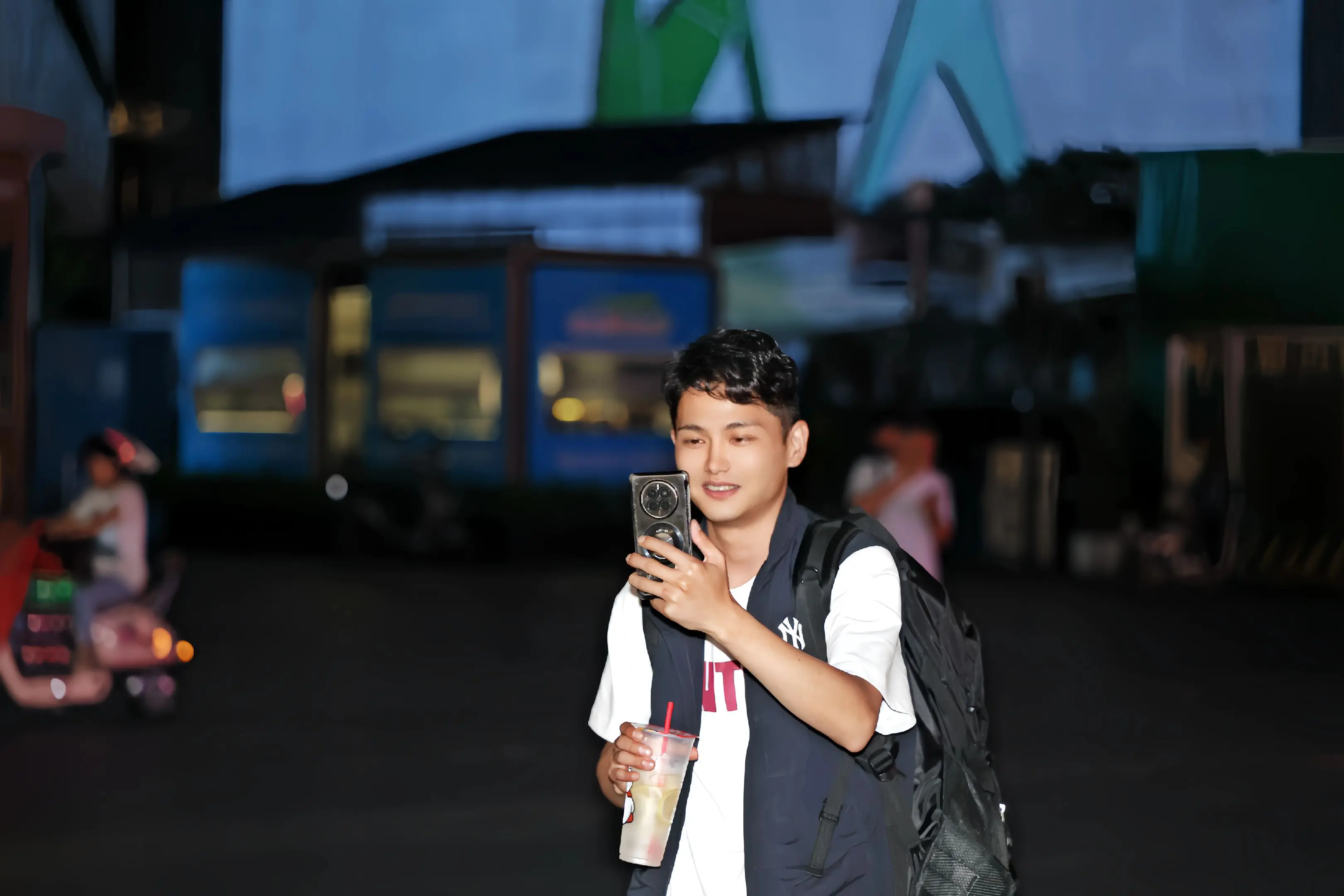 入夜逛大街，路人颜值随机开挂😆。夜幕降临灯火亮起，街边随手抓拍路人百...