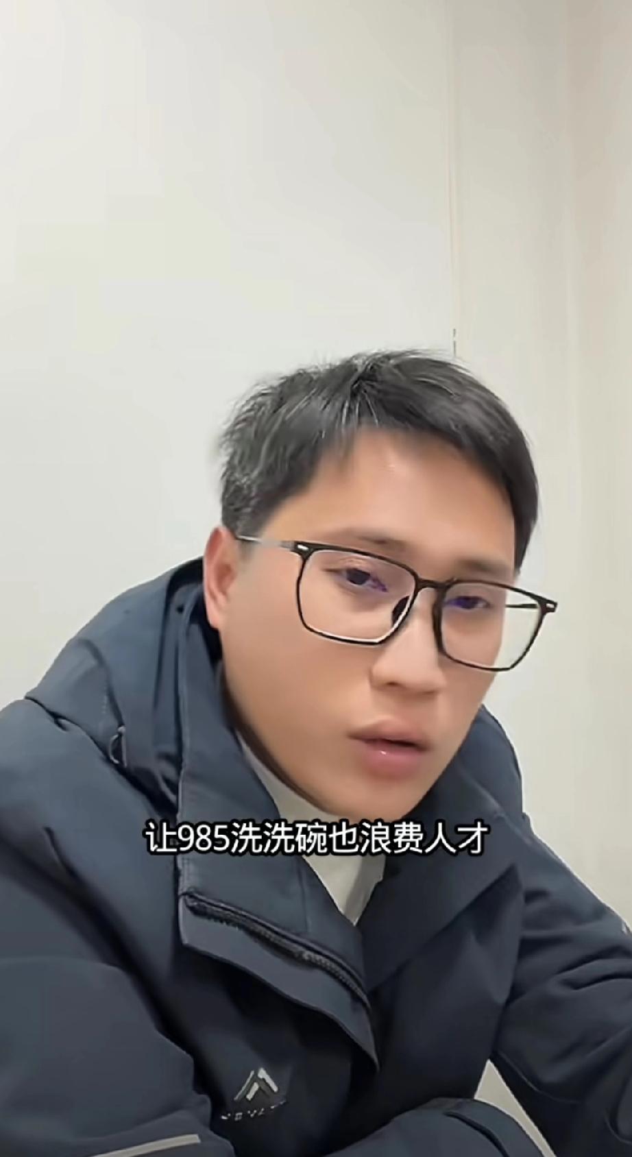 梁志辉过年在家里开启直播的时候 ，让弟弟去洗碗， 粉丝们不乐意了， 开玩笑说弟弟