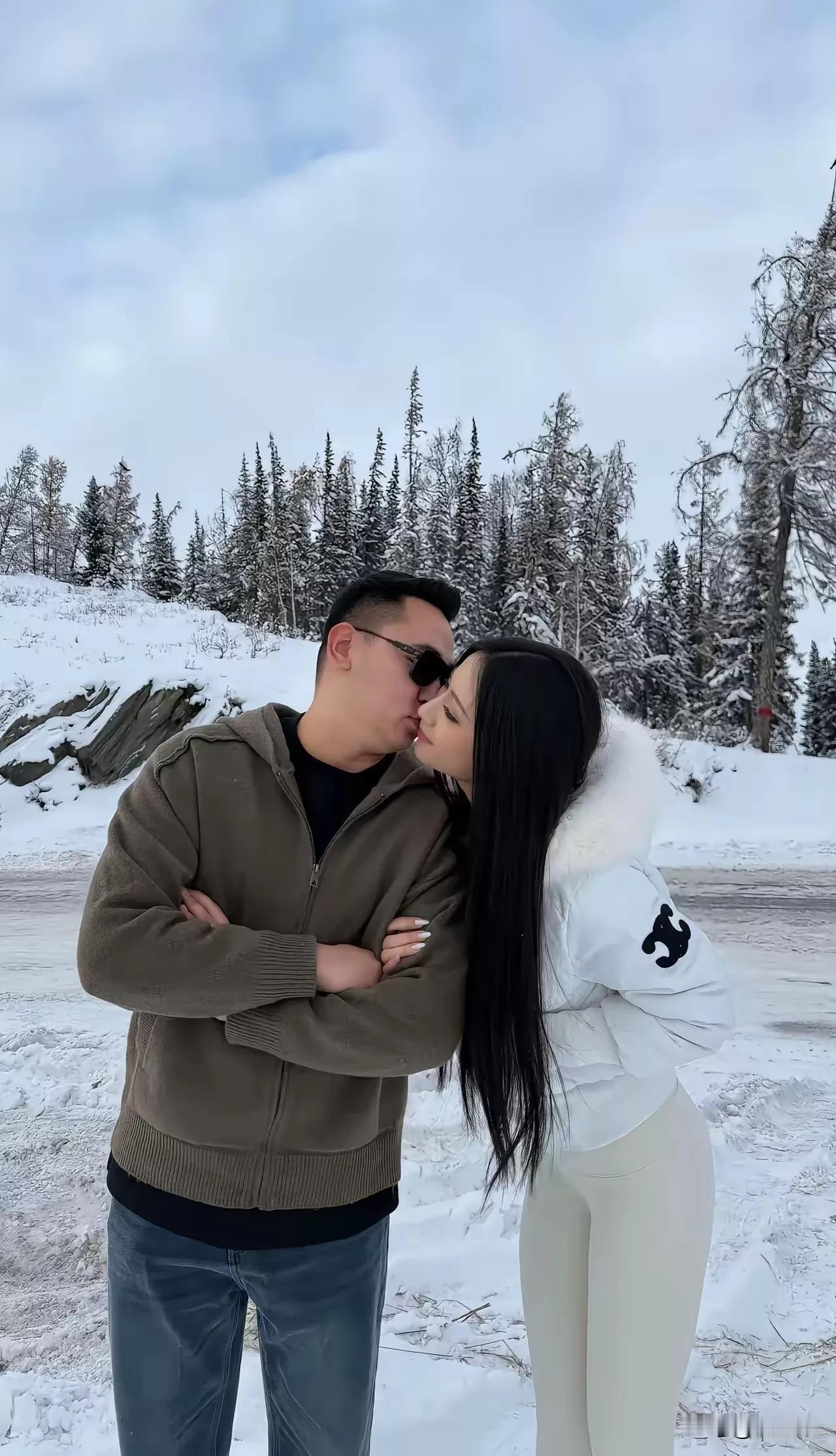 年少时
特别喜欢一个人
恨不得把她变成自己身体的一部分
她说偷了他爹的烟给我
我