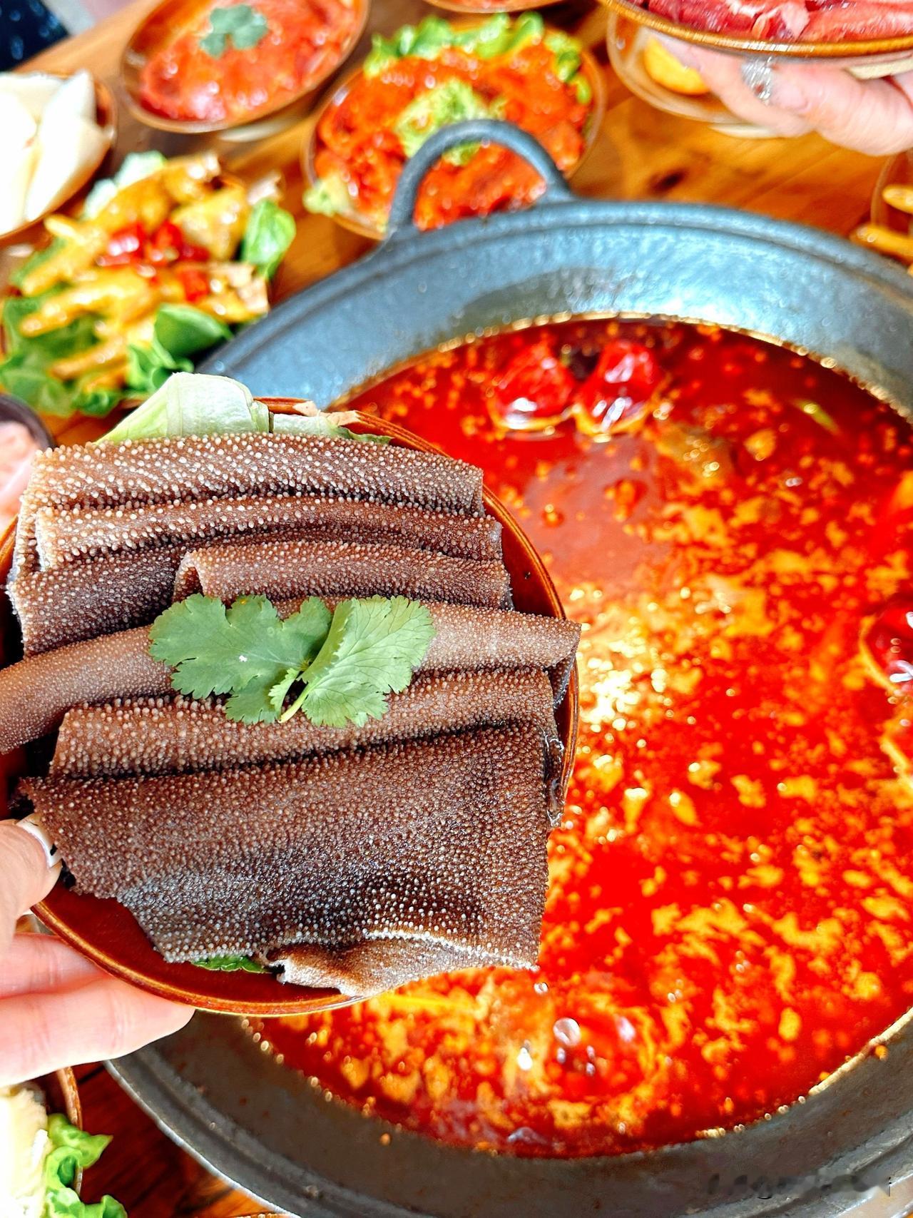 有人爱辣如命，有人避辣不及：同一束光，有人趋之，有人退之
 
前几天和朋友聚餐，