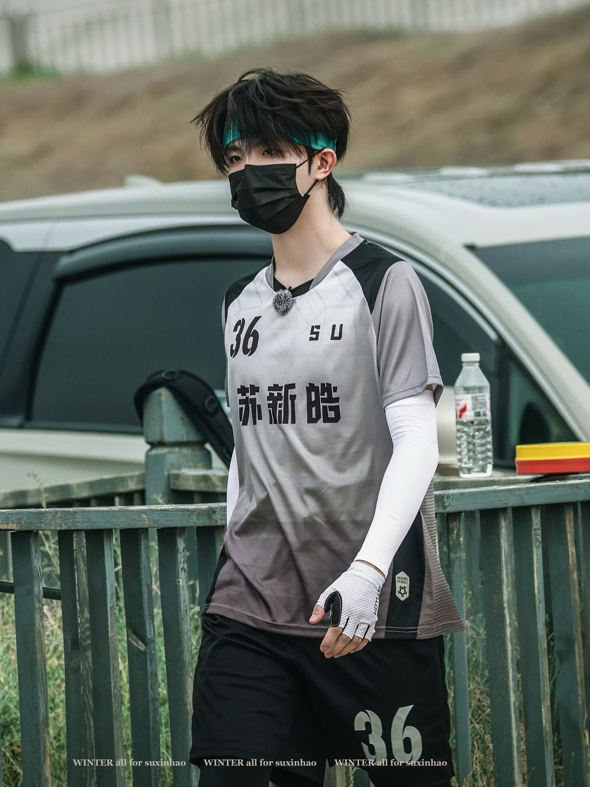 去年还是少年感十足的邻家大哥哥，今年就变成了气场全开攻击性极强的欧巴 ，戴着口罩