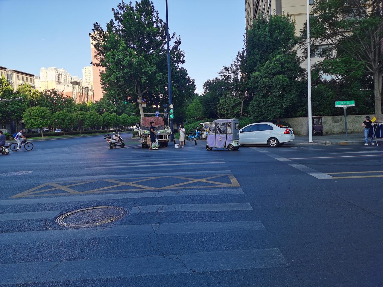 今天给大家说说我在医院看到的真事
昨天上午去省医院看病号，在病房外边树下遇见一个