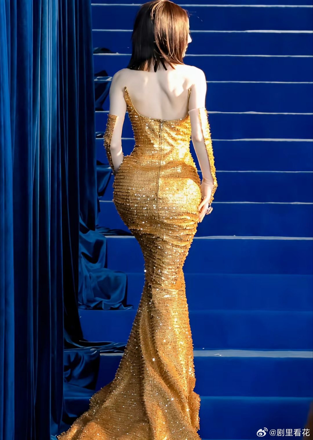 应该都知道迪丽热巴的身材很曼妙女生都慕了，每一次都被惊艳迪丽热巴是公认的美，具有