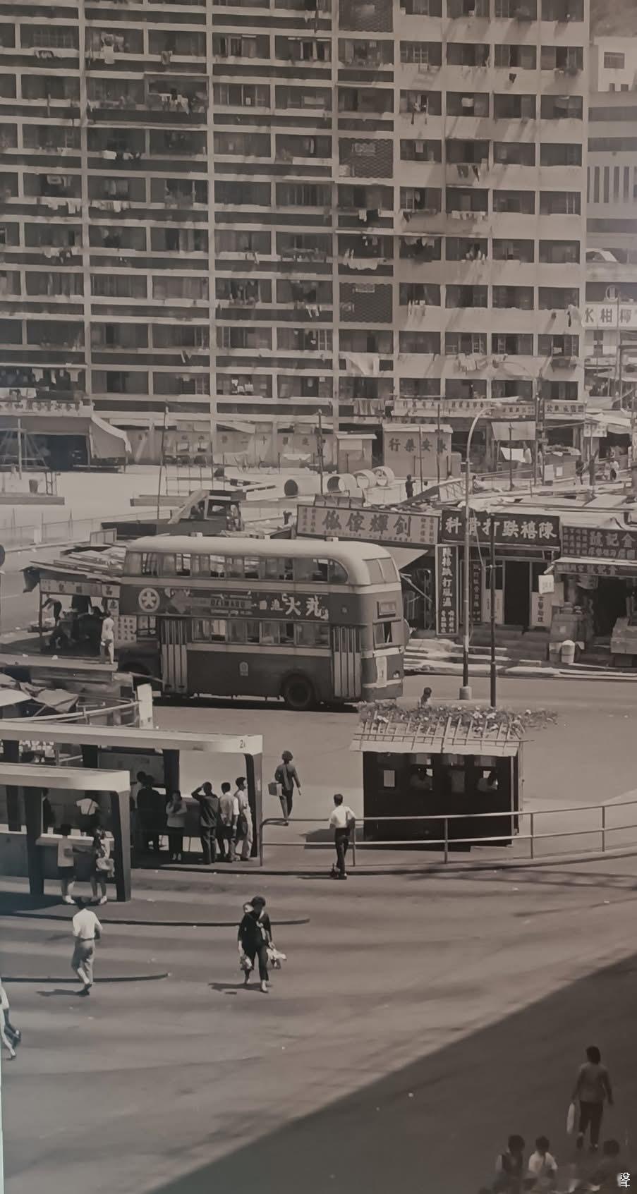 1960年代末牛頭角下邨巴士站，見銅鑼灣大丸車身廣告巴士。香港九龙巴士