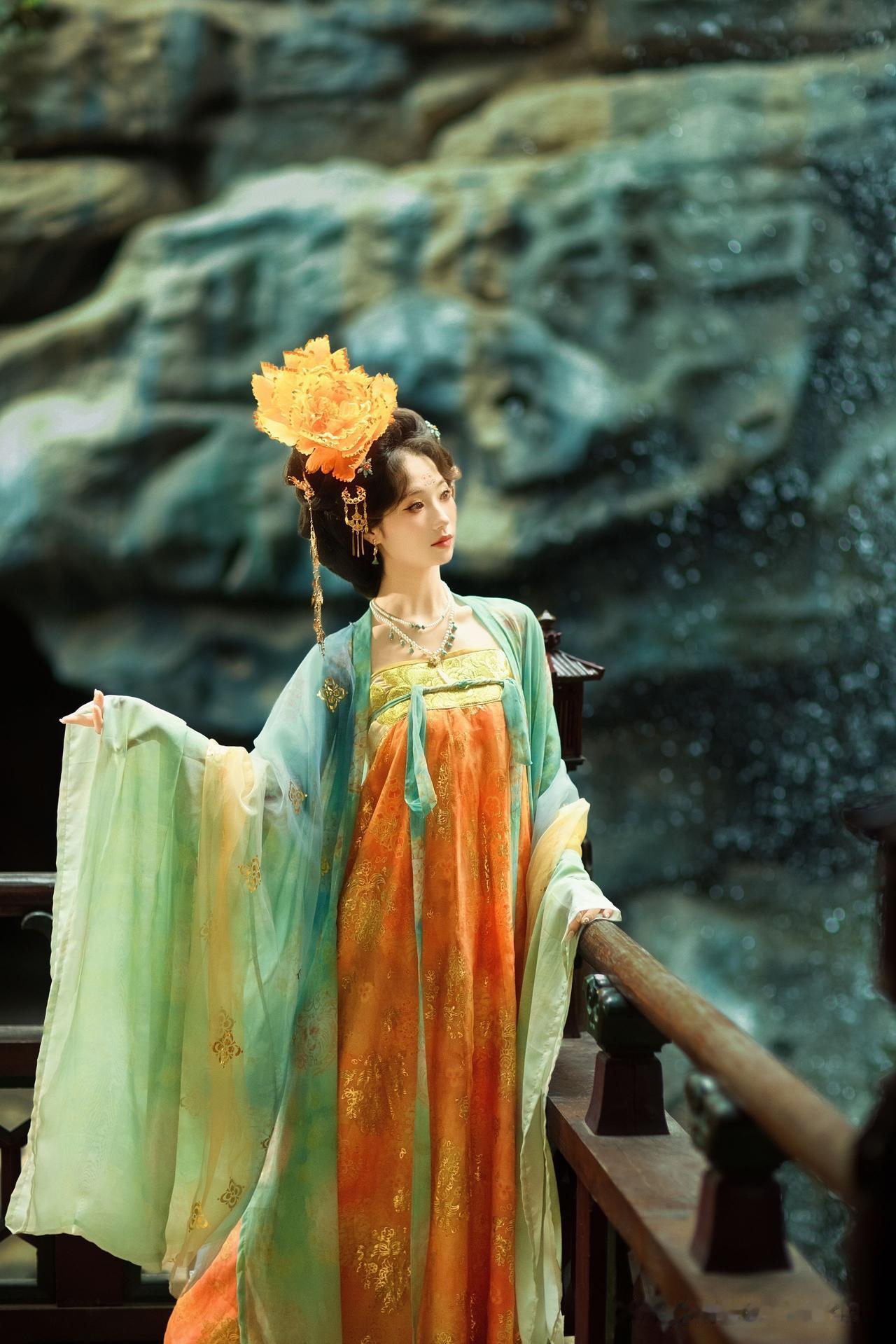 橘裙绿袖映流霞，花间一袭古韵长。倚栏凝望，仿佛穿越千年时光，邂逅一场温柔的东方梦